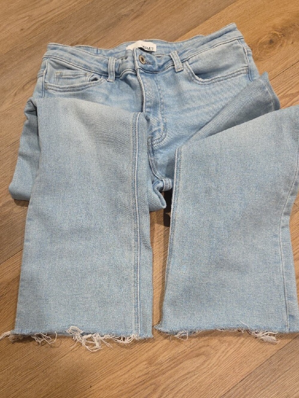 Women’s Light Blue Cropped Straight Jeans with Raw Hem - Picture 5 of 8
